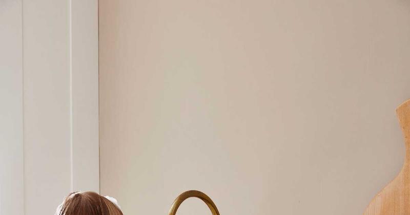 Cuisine contemporaine avec peinture rose claire et touches dorées, élégance moderne